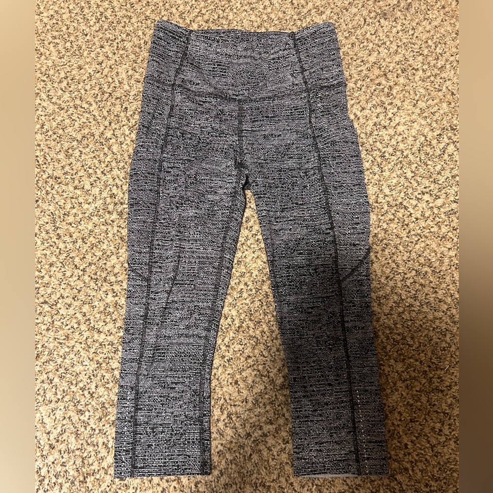 Lululemon cropped leggings size 6